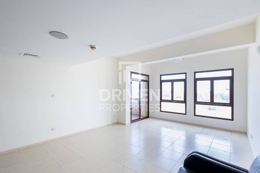 Spacious and Bright | Near Mall | Vacant Spacious and Bright | Near Mall | Vacant
