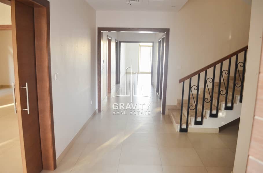 13 HOT DEAL! Extravagant 5BR Villa in Golf Gardens