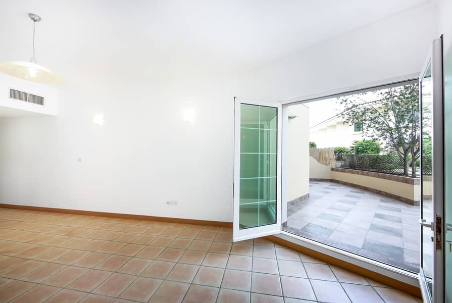 6 No Commission Spacious Balcony with Courtyard View