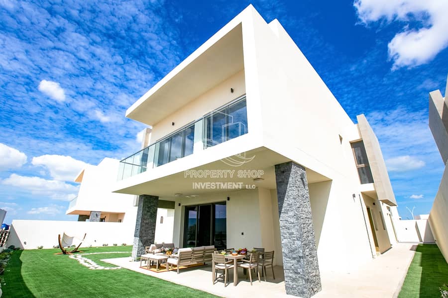 14 Impressive & Luxurious  Single Row Corner Villa