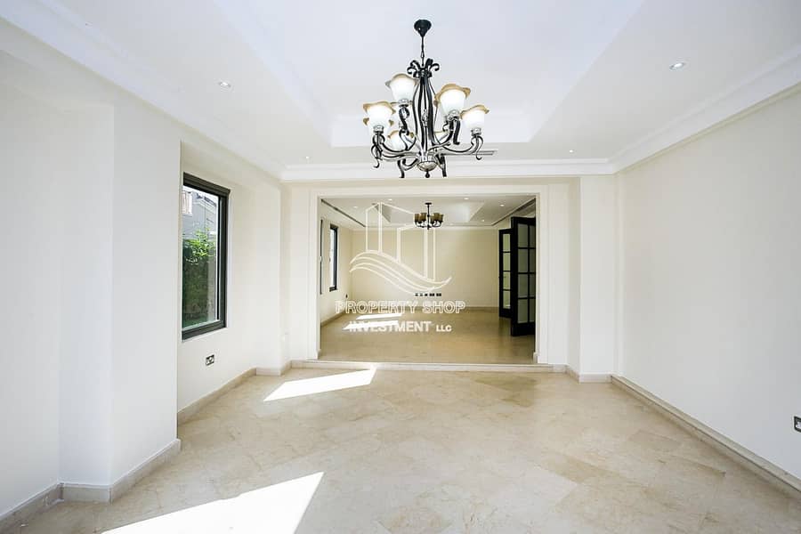 21 Motivated Seller-Upgraded & Elegantly Designed Villa  w/ Private Pool!