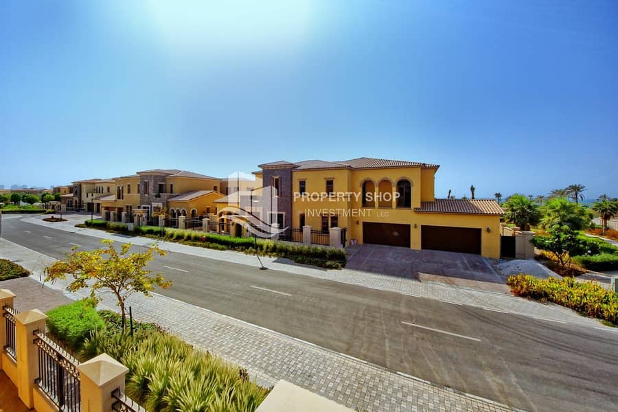 Immaculate  Executive Arabian Villa with 3 Garage Parking Spaces!