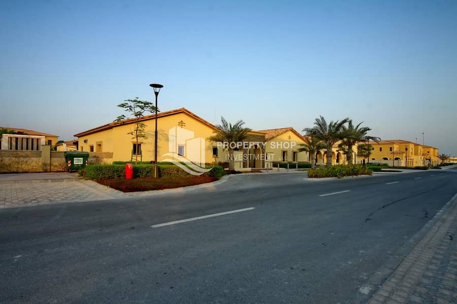 7 Immaculate  Executive Arabian Villa with 3 Garage Parking Spaces!