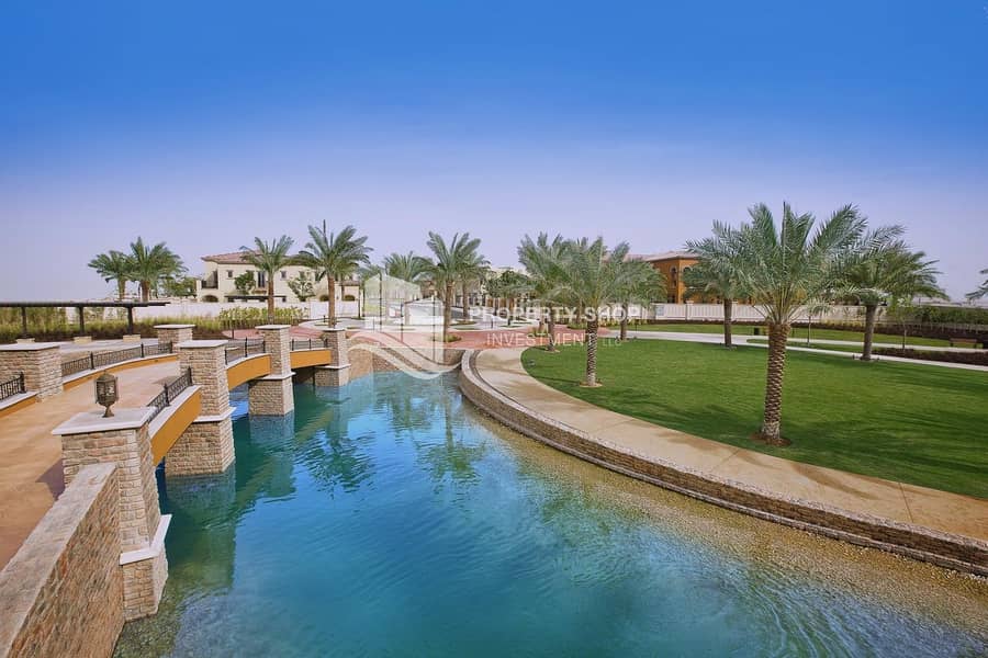 9 Immaculate  Executive Arabian Villa with 3 Garage Parking Spaces!