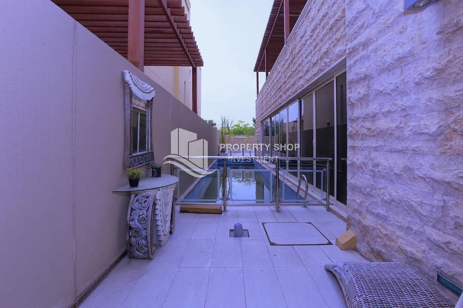 16 Superbly Presented Deluxe Villa with Private Pool!