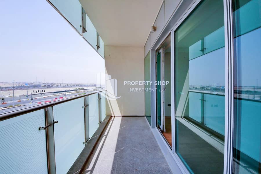 2 Investors Deal! Immaculately Presented Apt with Balcony