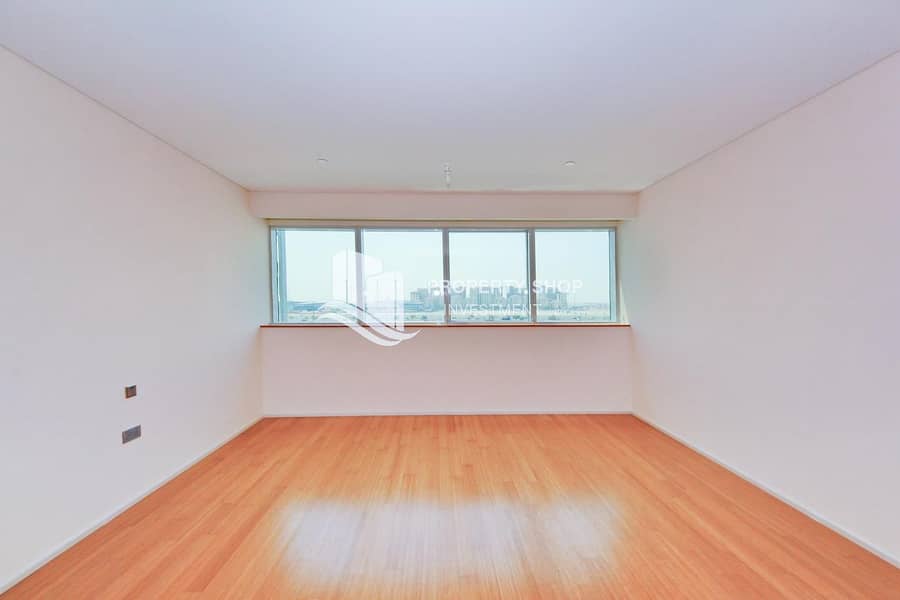 3 Investors Deal! Immaculately Presented Apt with Balcony