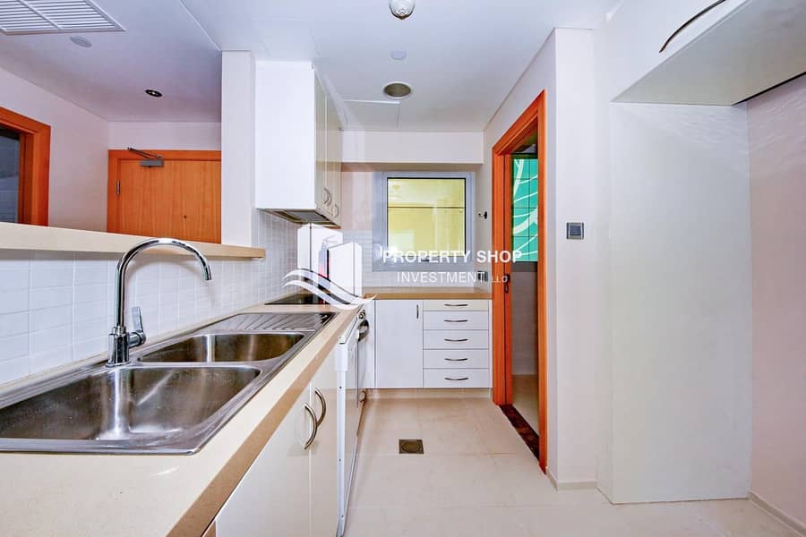 5 Investors Deal! Immaculately Presented Apt with Balcony