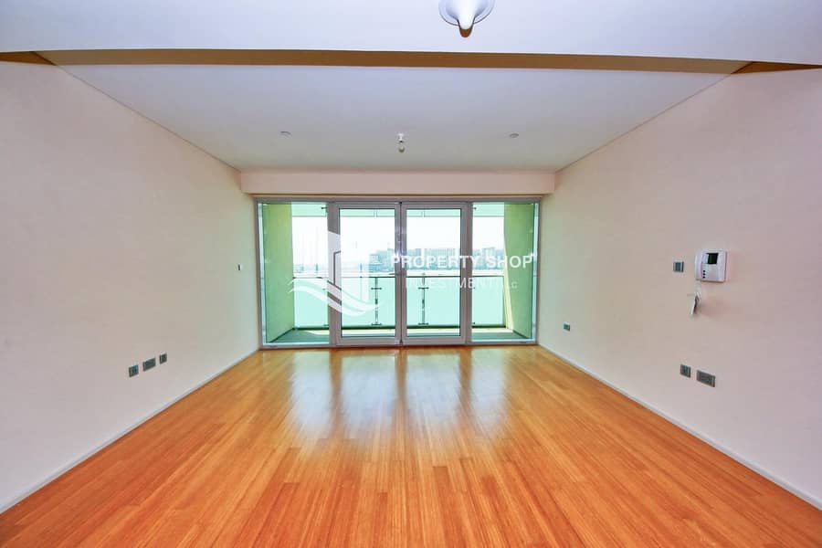 7 Investors Deal! Immaculately Presented Apt with Balcony