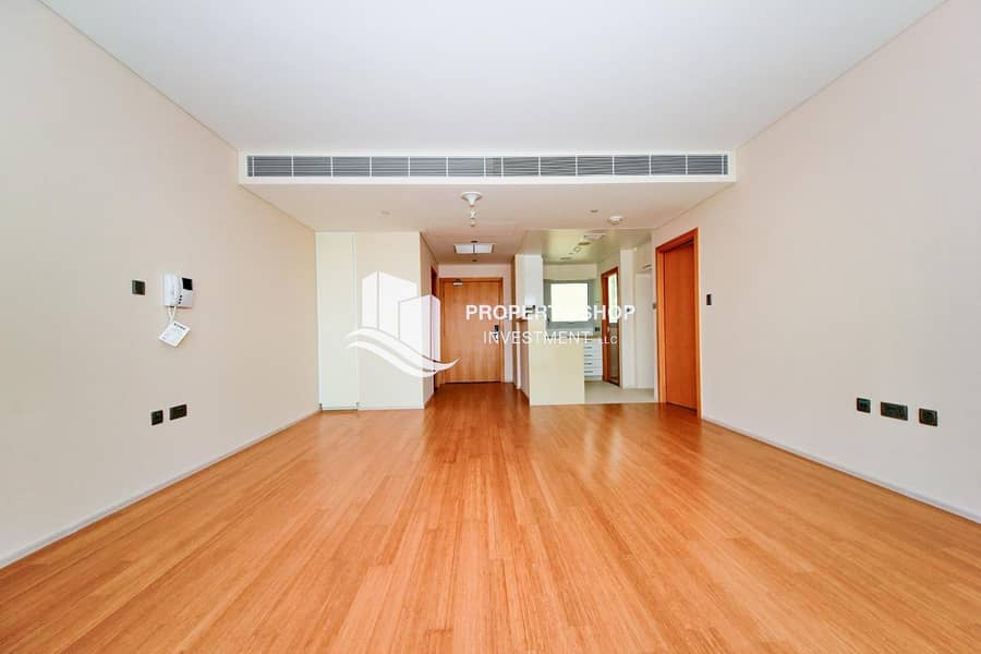 9 Investors Deal! Immaculately Presented Apt with Balcony