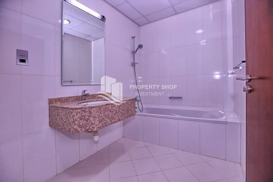 11 Great Investment! High Floor Apt with Sea View