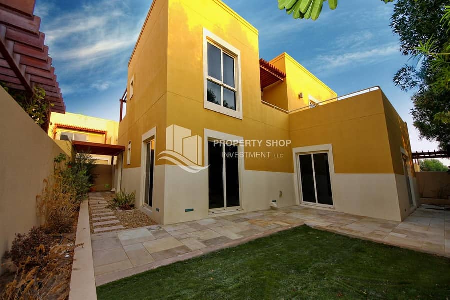 Perfectly Designed Immaculate Villa w/ Pvt Garden!