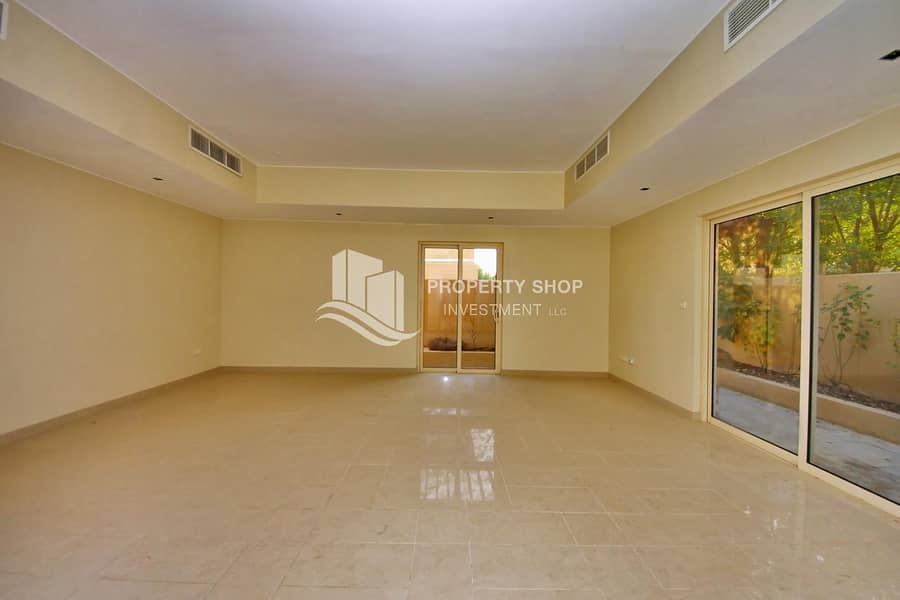 10 Perfectly Designed Immaculate Villa w/ Pvt Garden!