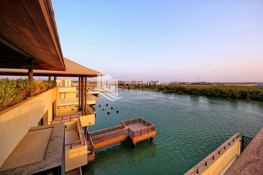 Superb  Prime Waterfront Villa & Luxury Living!