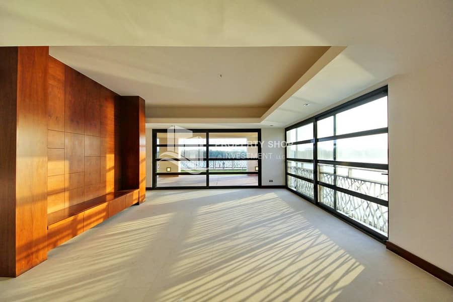 20 Superb  Prime Waterfront Villa & Luxury Living!