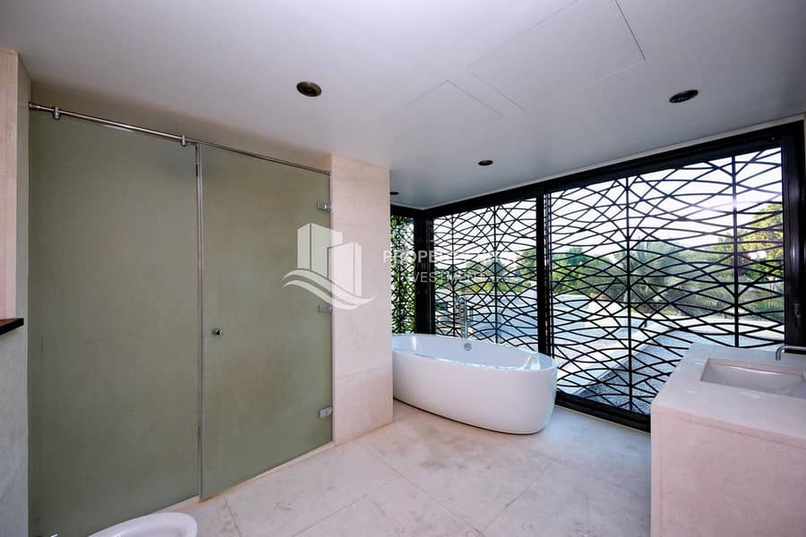 23 Superb  Prime Waterfront Villa & Luxury Living!