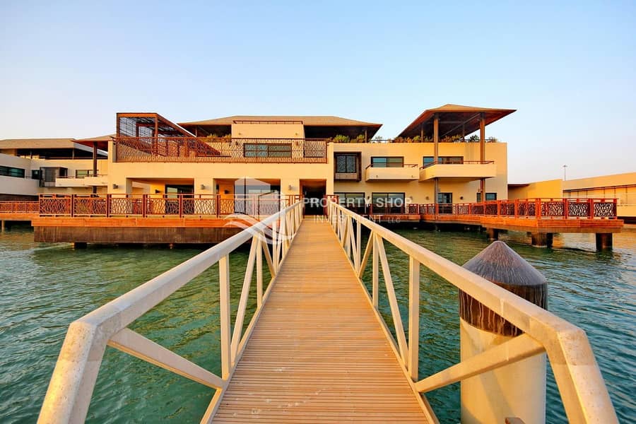 26 Superb  Prime Waterfront Villa & Luxury Living!