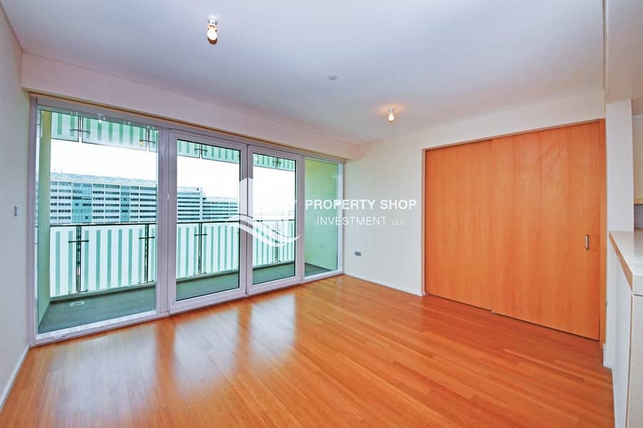 3 Move In Ideal & Spacious Apt with Walk In Closet!