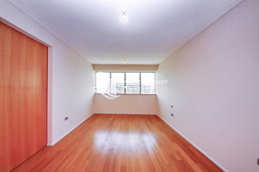 5 Move In Ideal & Spacious Apt with Walk In Closet!