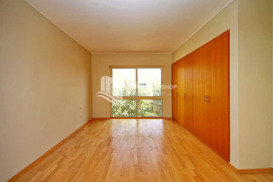 7 Hot Deal! Ideal & Amazing Townhouse with Private Garden