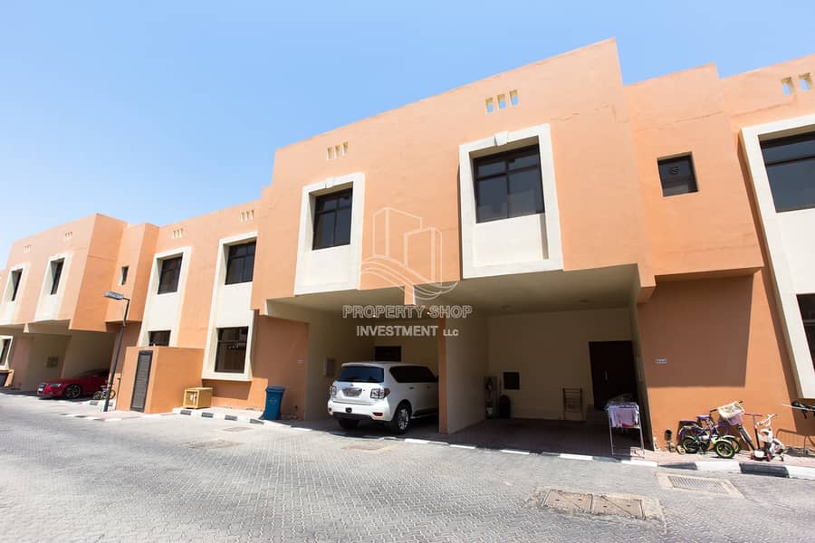 Exclusive & Huge 4BR Villa In MBK Al Qurm Compound!