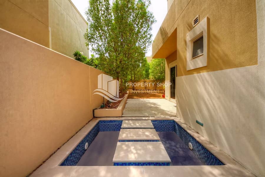 21 Ready To Move In- Immaculately Presented Villa / Pvt Garden