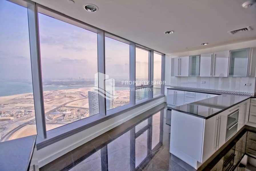 7 Experience Luxury Penthouse Living with Sea View!