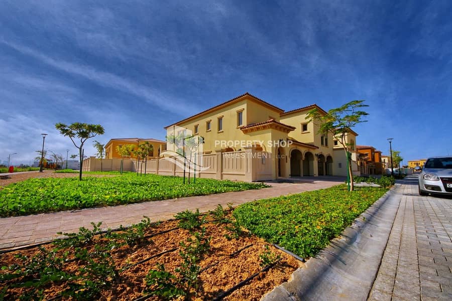 10 Luxury Villa | Private Pool & Landscaped Garden | Move Soon