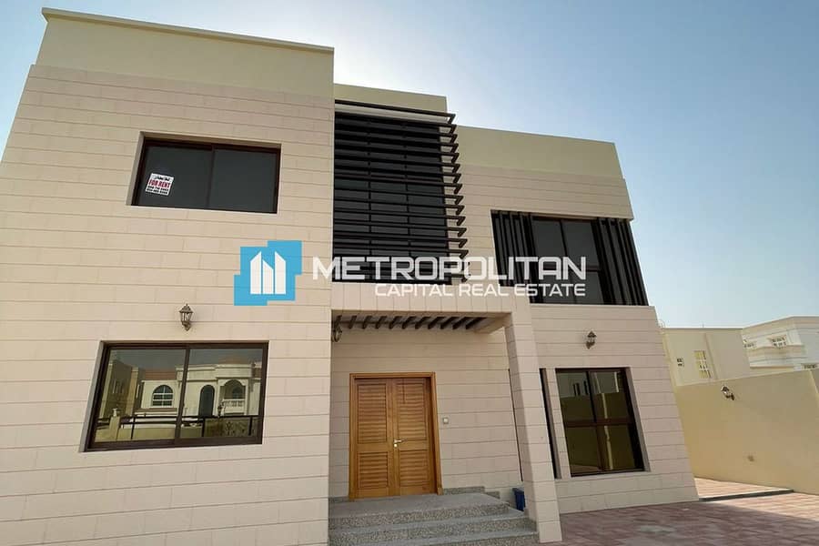 Excellent Finishing | 2 Floor + Roof |On Main Road Excellent Finishing | 2 Floor + Roof |On Main Road
