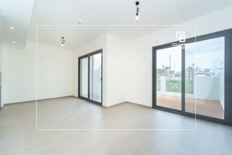Ready to move in | Close to the pool | Single Row Ready to move in | Close to the pool | Single Row
