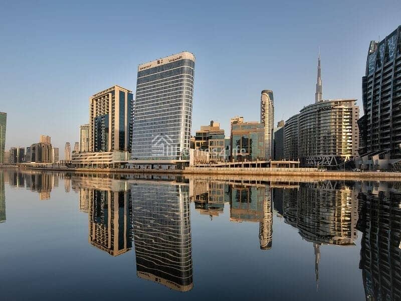 إطلالة برج خليفة وقناة دبى المائية مفروشة بالكامل