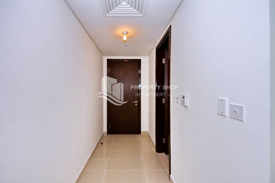 5 2-bedroom-apartment-al-reem-island-marina-square-al-maha-tower-bedroom-entrance-2. JPG