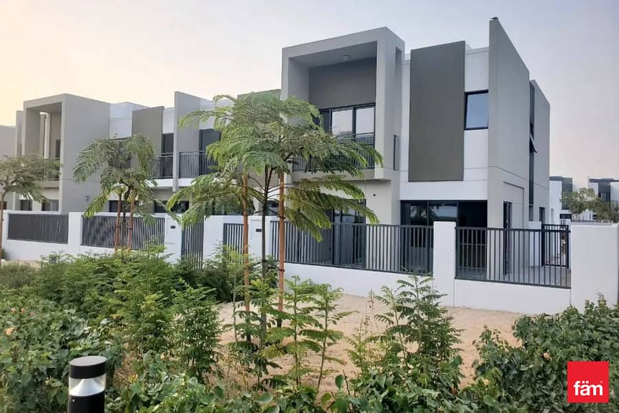 4 Bed Townhouse | End Unit |Prime Location 4 Bed Townhouse | End Unit |Prime Location