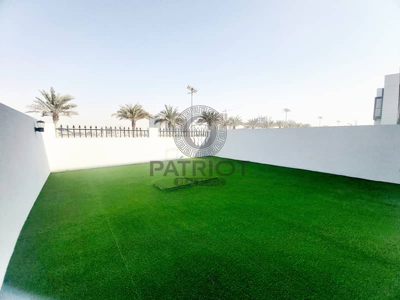 LUXURY 3BEDS TOWNHOUSE SPACIOUS LIVING ROOM LUXURY 3BEDS TOWNHOUSE SPACIOUS LIVING ROOM