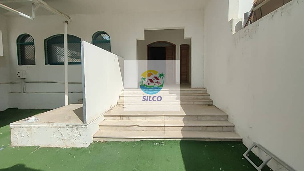 Luxurious 5BHK Villa with Garage and Balcony