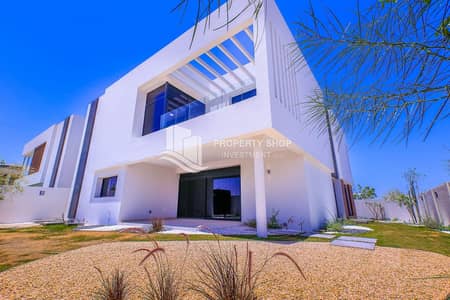 5 Bedroom Villa for Sale in Yas Island, Abu Dhabi - 5-bedroom-villa-abu-dhabi-yas-island-west-yas-back-view. JPG