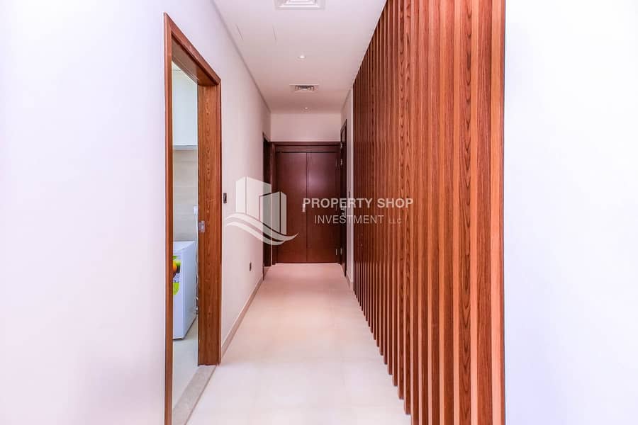 11 5-bedroom-villa-abu-dhabi-yas-island-west-yas-hallway. JPG
