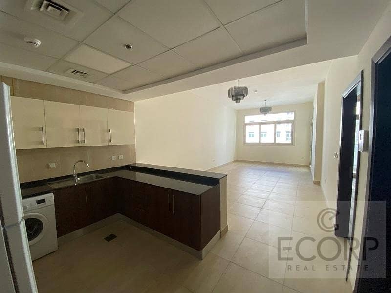 9 Pool View | Chiller Free | Near Metro