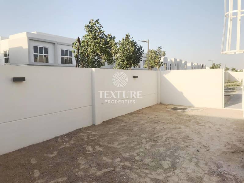19 Huge | 4Bed+Maid Townhouse | Private Garden | Corner Unit