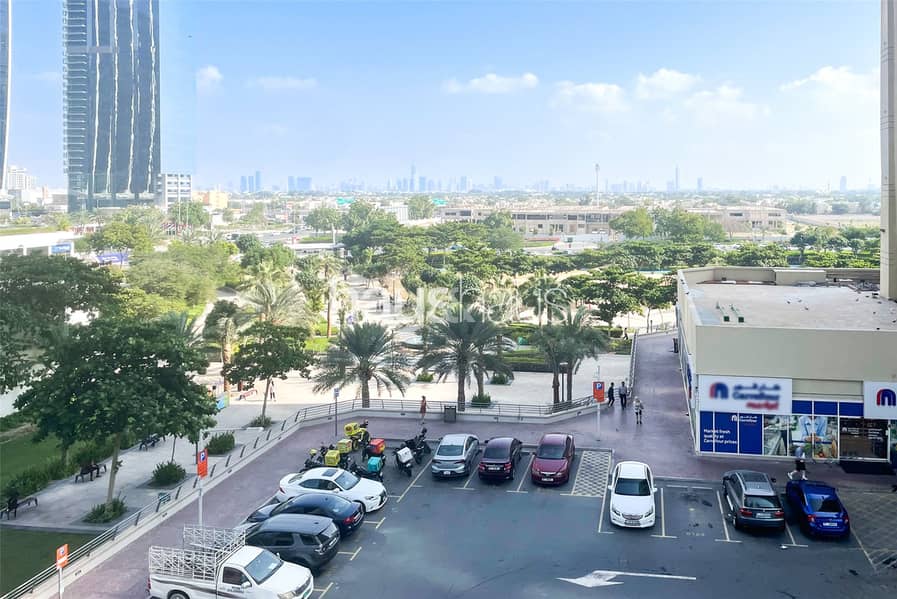 1000 sq. ft. | 5 minutes walk to metro | Vacant 1000 sq. ft. | 5 minutes walk to metro | Vacant
