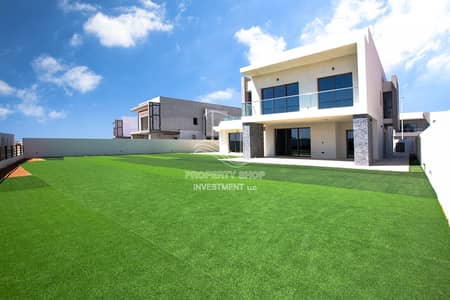 5 Bedroom Villa for Sale in Yas Island, Abu Dhabi - Own a luxurious 5br villa with golf course view!