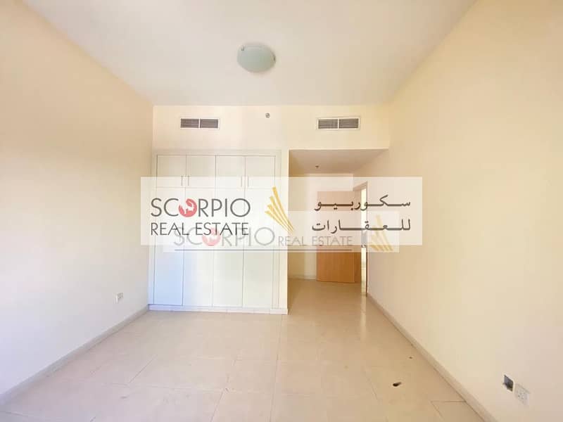 3 3 BR in Oud Metha Behind Move N Pick Hotel Only 88 K / 4 cheques !!!