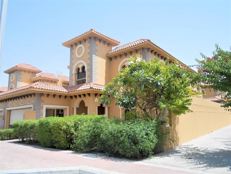 Ideal Location  Lovely villa with large Garden