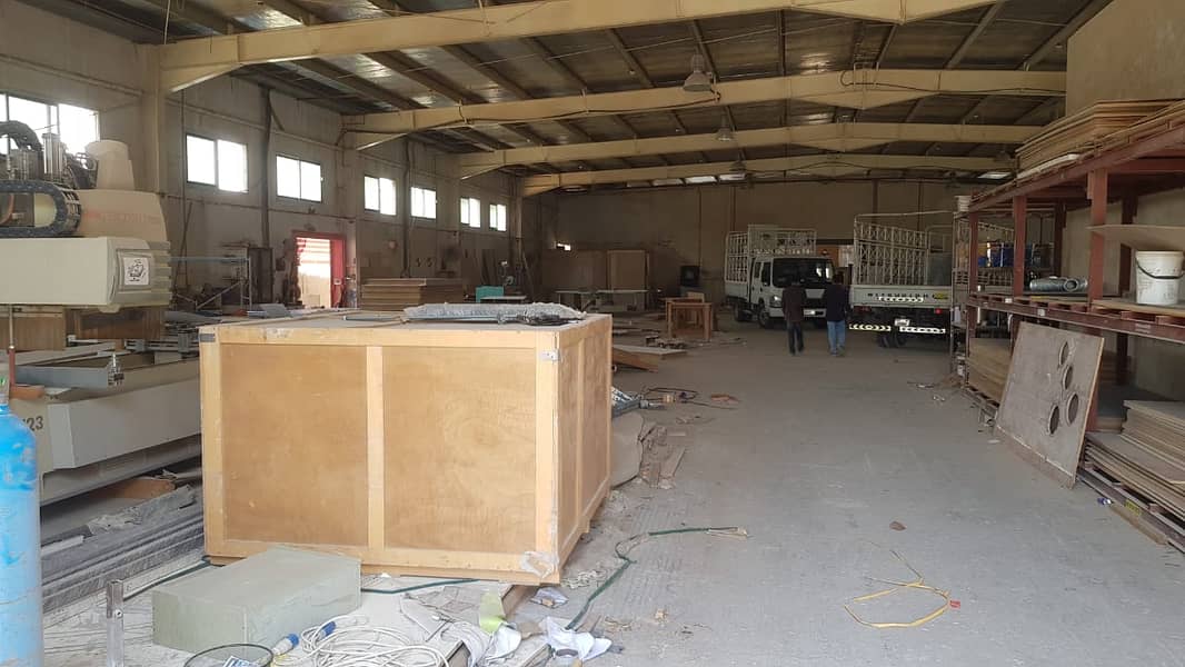 8 Huge warehouse centrally located in Al Quoz