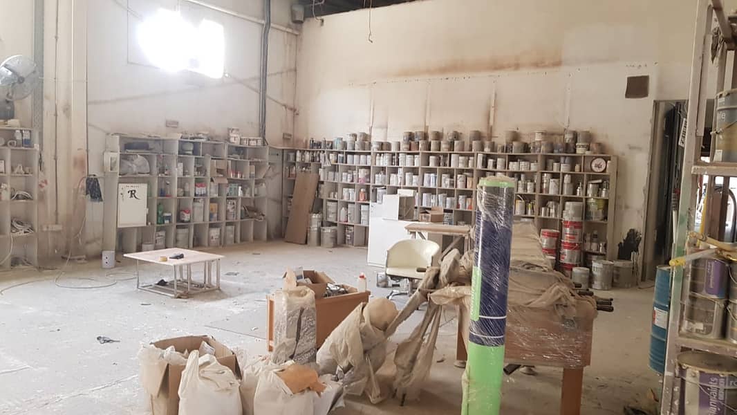 11 Huge warehouse centrally located in Al Quoz