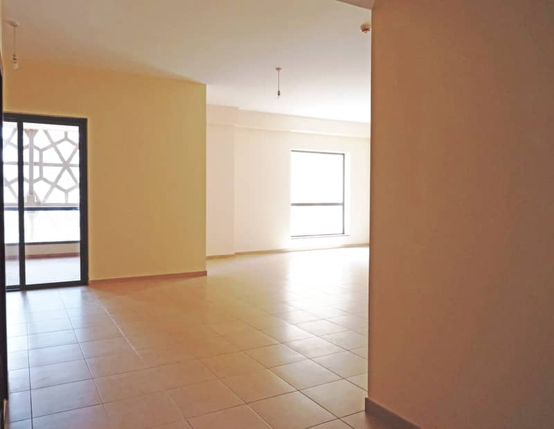 10 Large 3 bedroom apartment with sea and maina view