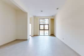 Townhouse/ Unfurnised/ Spacious backyard/ Bright