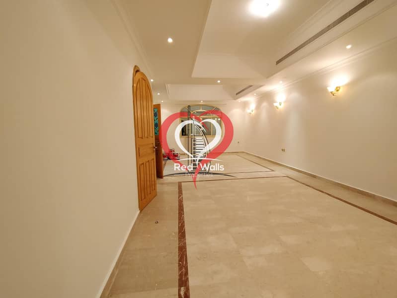 25 Private Villa 5 Bedrooms 2 Halls with Maid's Room and Driver's Room and 2 Parking