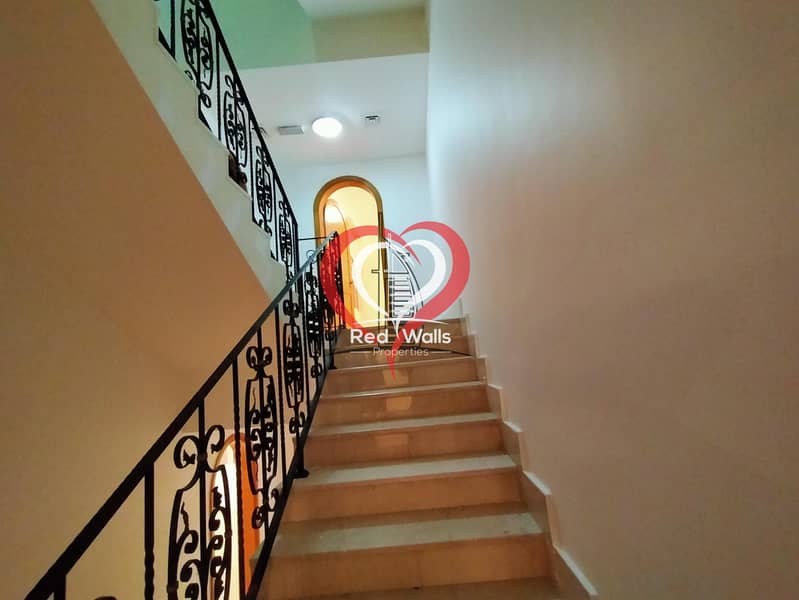 39 Private Villa 5 Bedrooms 2 Halls with Maid's Room and Driver's Room and 2 Parking