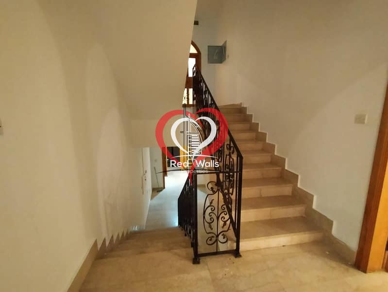 68 Private Villa 5 Bedrooms 2 Halls with Maid's Room and Driver's Room and 2 Parking